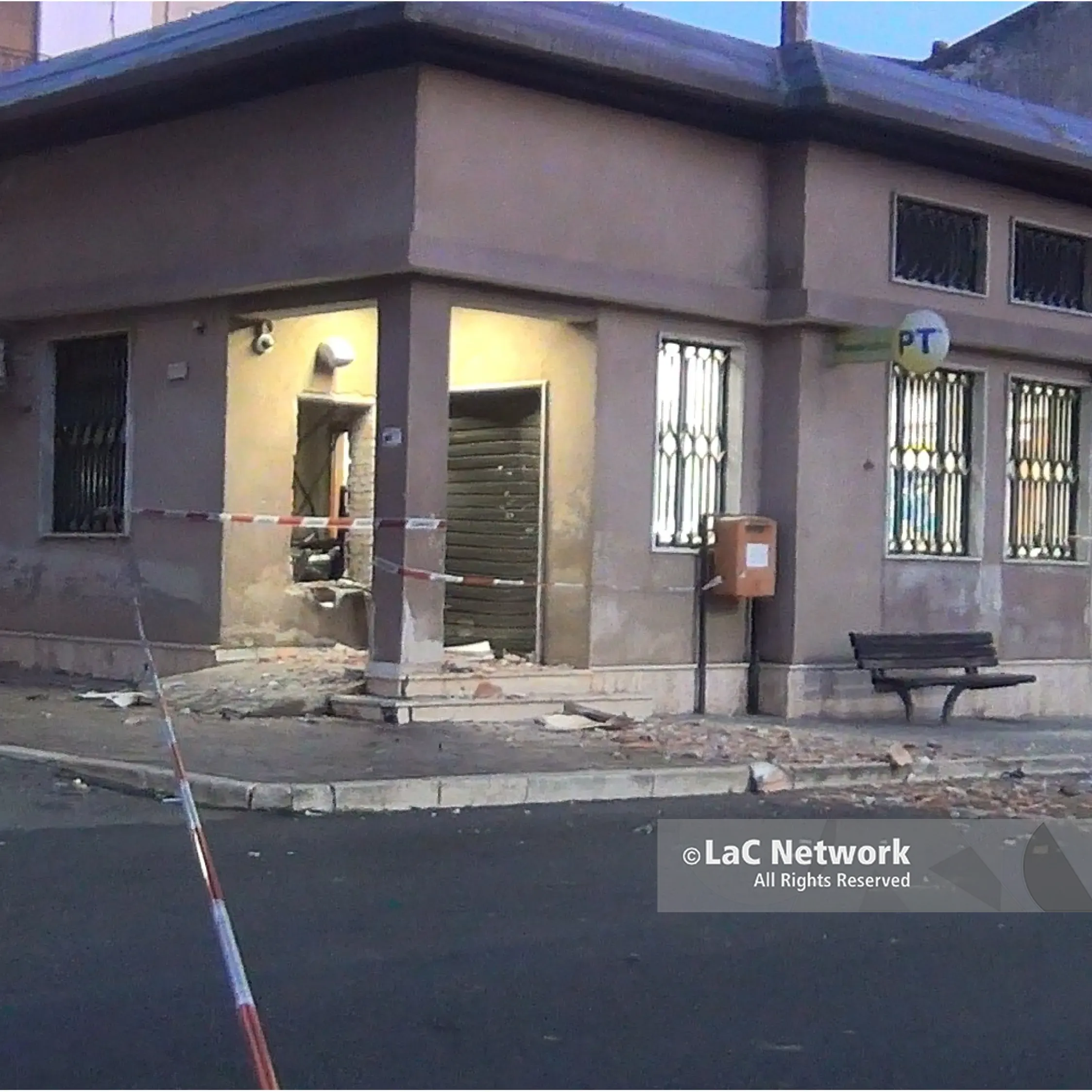 Cassano, assalto con esplosivo alle Poste di Lauropoli: i banditi portano via il bancomat