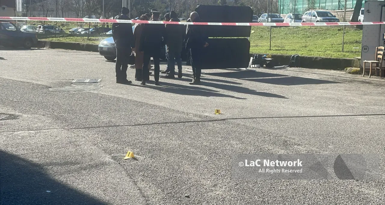 Cosenza, rinvenuto un cadavere in un’auto a via Popilia: sul posto i carabinieri\n