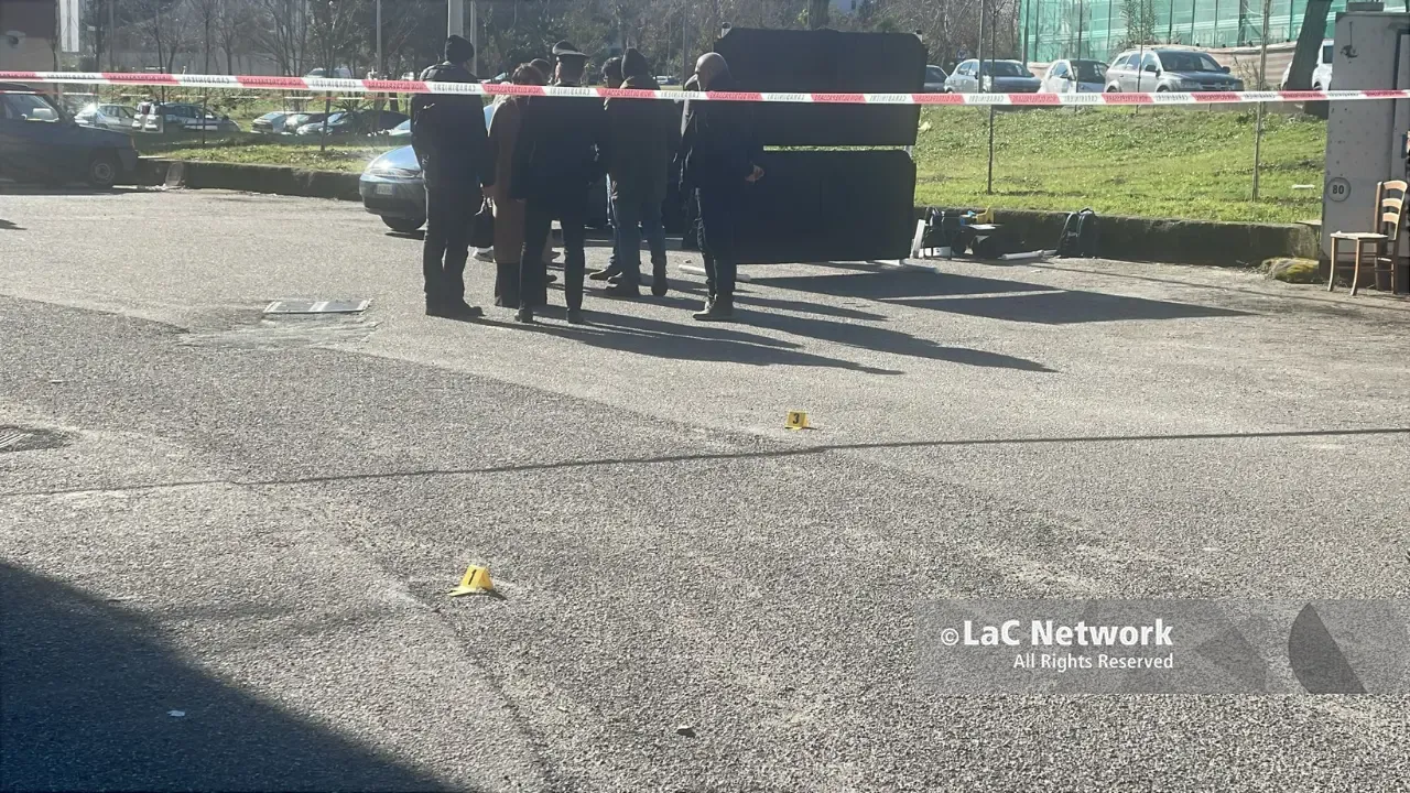 Cosenza, rinvenuto un cadavere in un’auto a via Popilia: sul posto i carabinieri\n