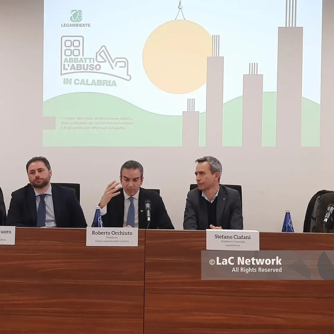 Abusivismo, in Calabria in 10 anni eseguito solo l’11% delle demolizioni.\u00A0Legambiente e Regione chiedono più risorse