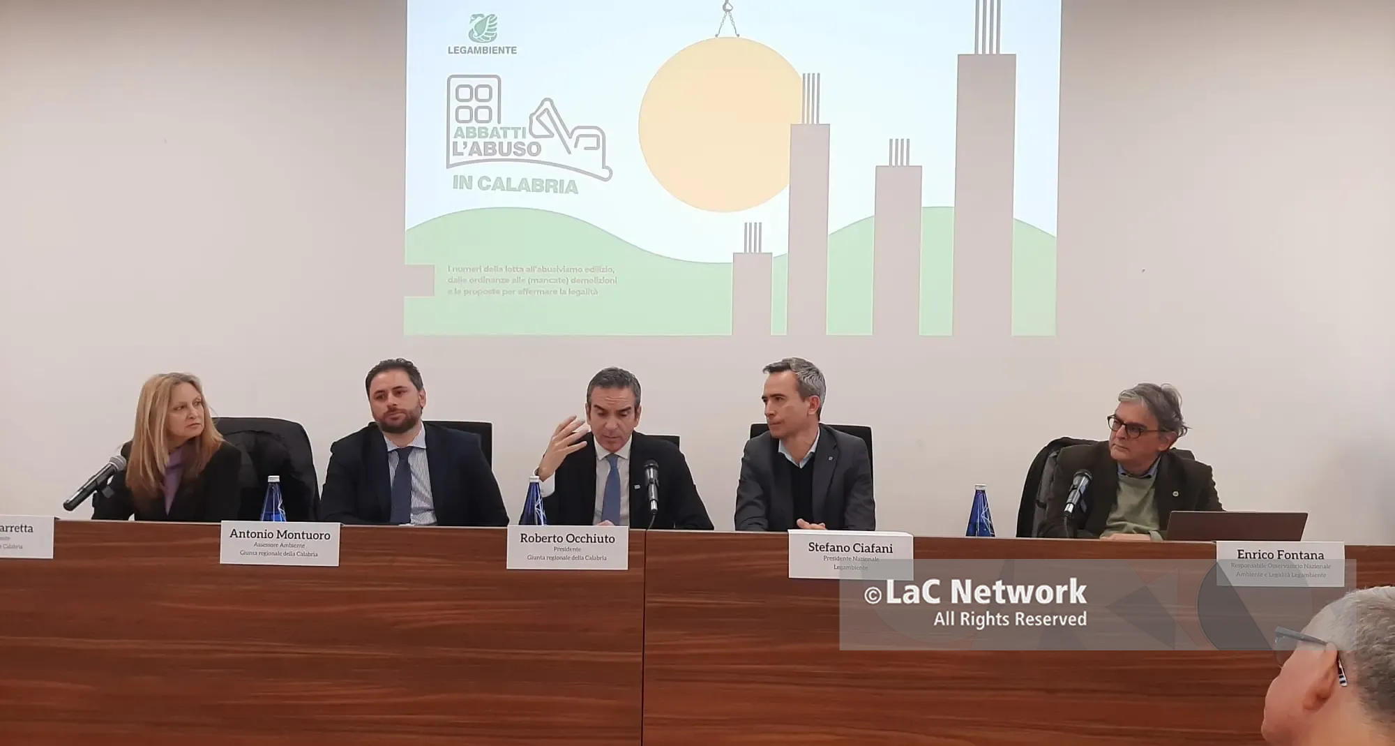 Abusivismo, in Calabria in 10 anni eseguito solo l’11% delle demolizioni.\u00A0Legambiente e Regione chiedono più risorse