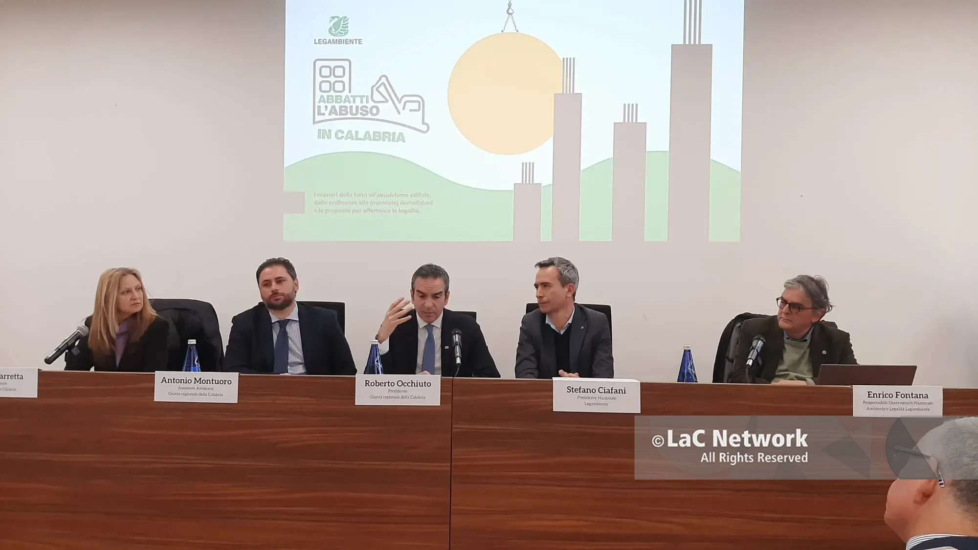 Abusivismo, in Calabria in 10 anni eseguito solo l’11% delle demolizioni.\u00A0Legambiente e Regione chiedono più risorse