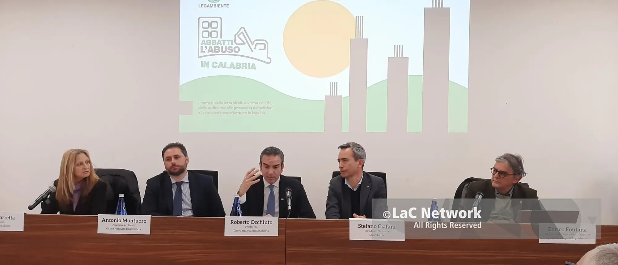 Abusivismo, in Calabria in 10 anni eseguito solo l’11% delle demolizioni.\u00A0Legambiente e Regione chiedono più risorse