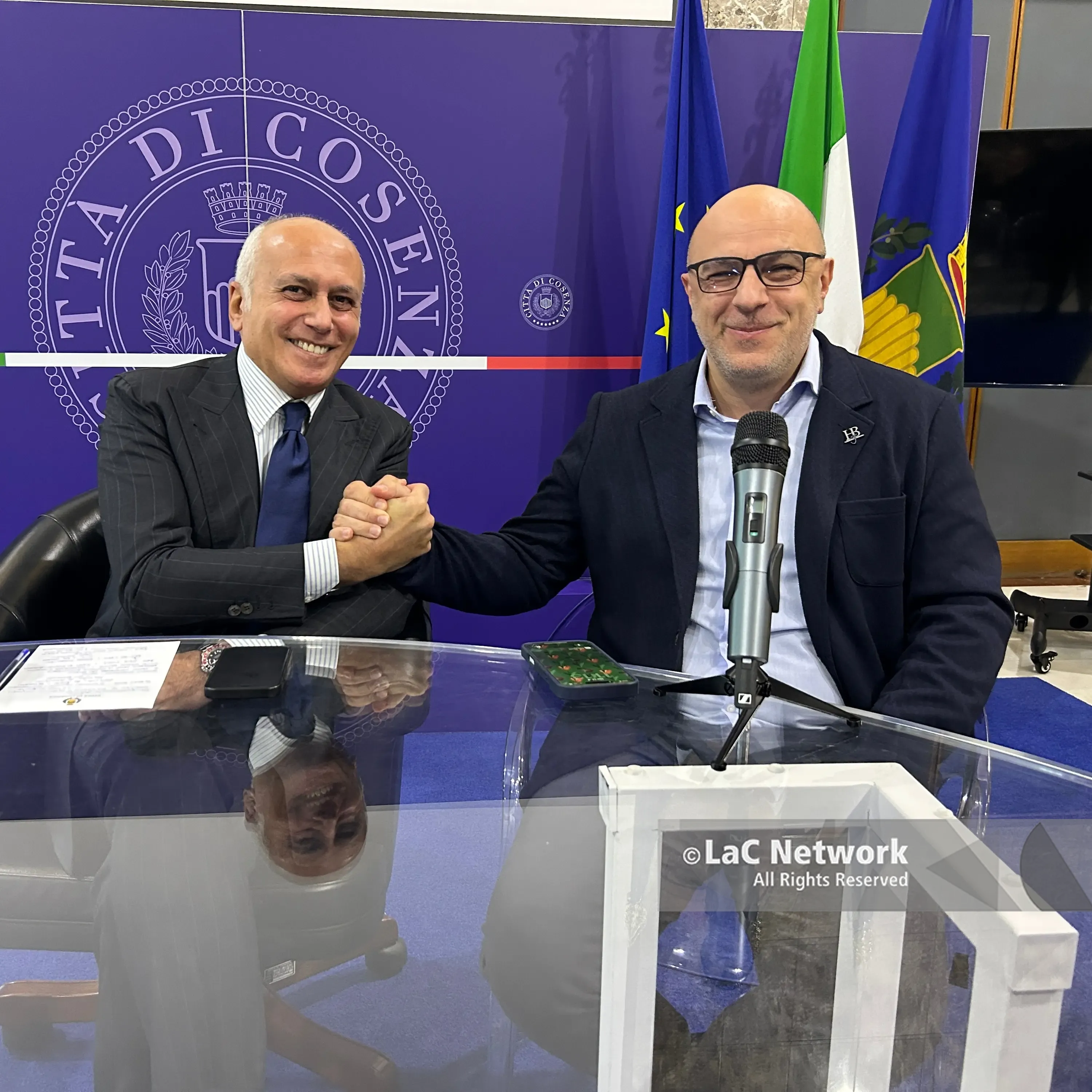 Caruso e De Cicco stretta di mano per Cosenza 2027: «Cambia il modo di fare politica»\n