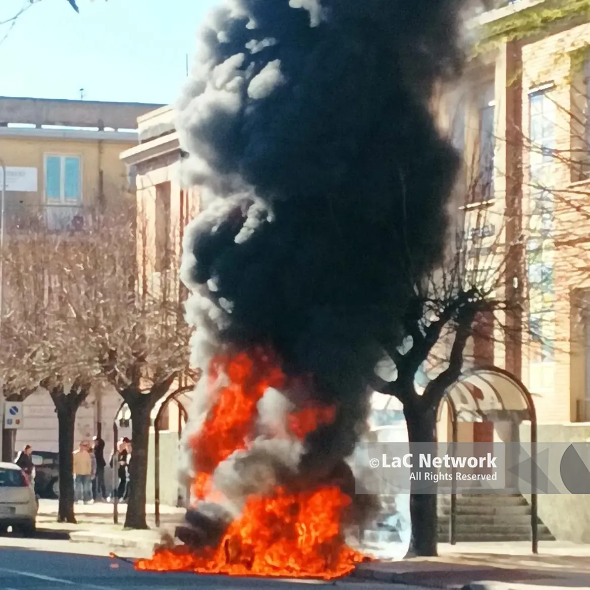 Siderno, a fuoco un’auto elettrica in pieno centro\n