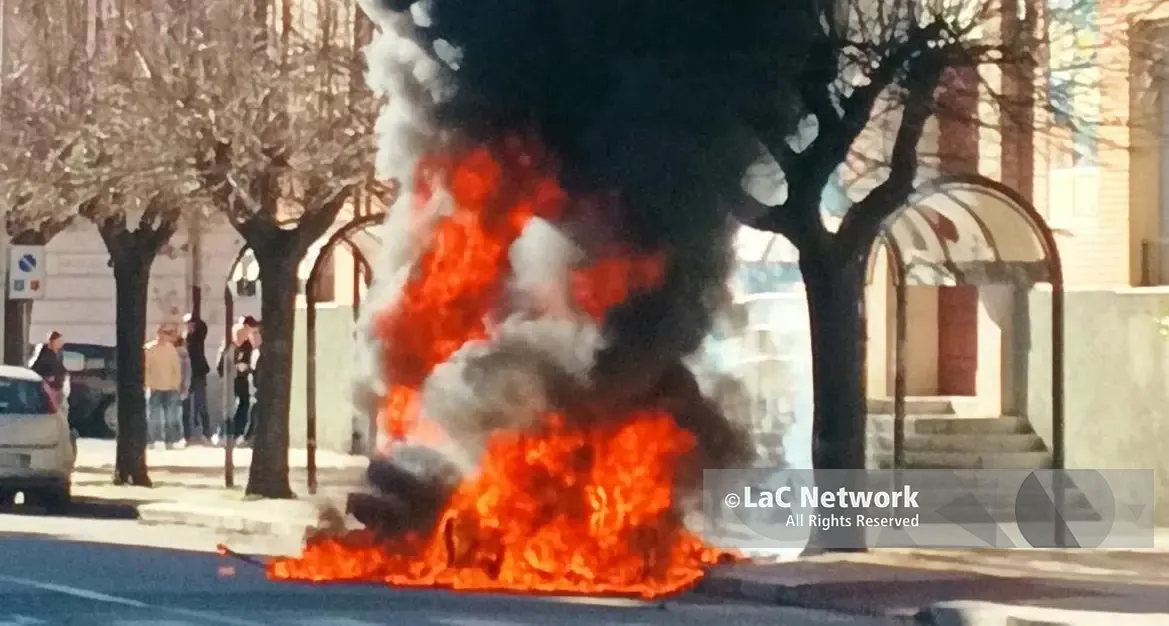 Siderno, a fuoco un’auto elettrica in pieno centro\n