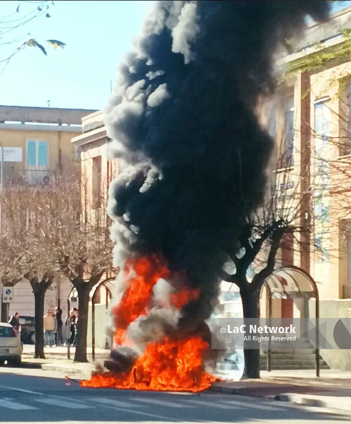 Siderno, a fuoco un’auto elettrica in pieno centro\n
