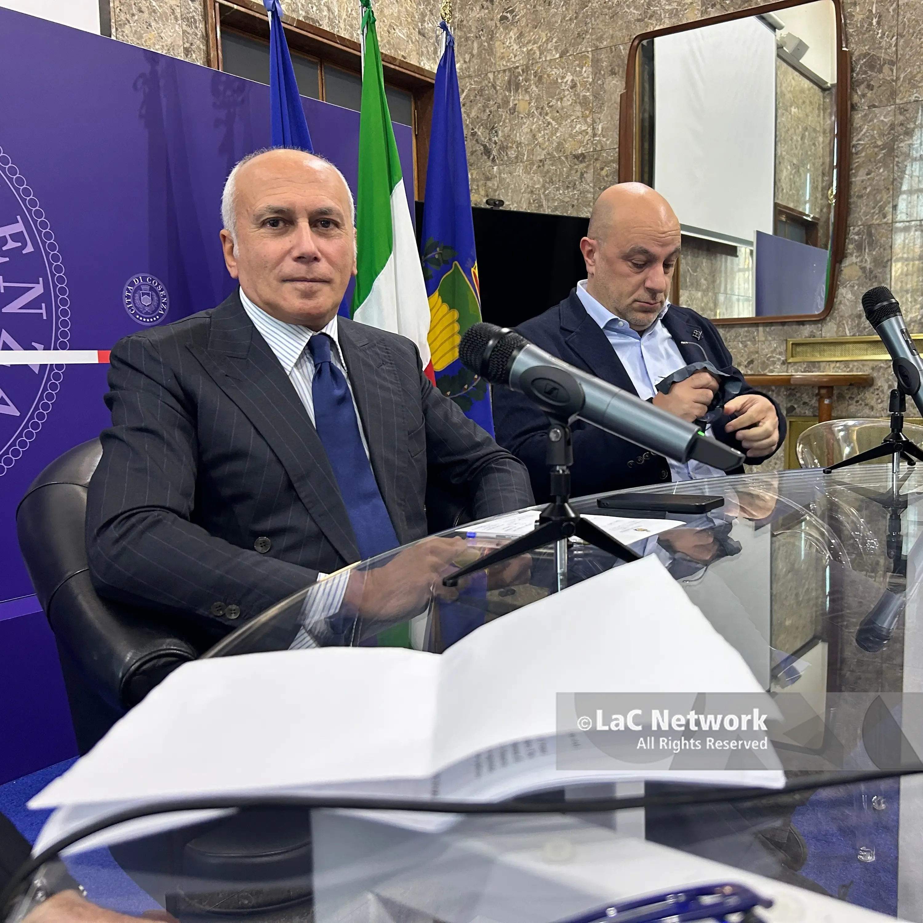 <p>La mossa di Caruso: «Azzero le deleghe della giunta di Cosenza. Pausa di riflessione, poi il rilancio»</p>