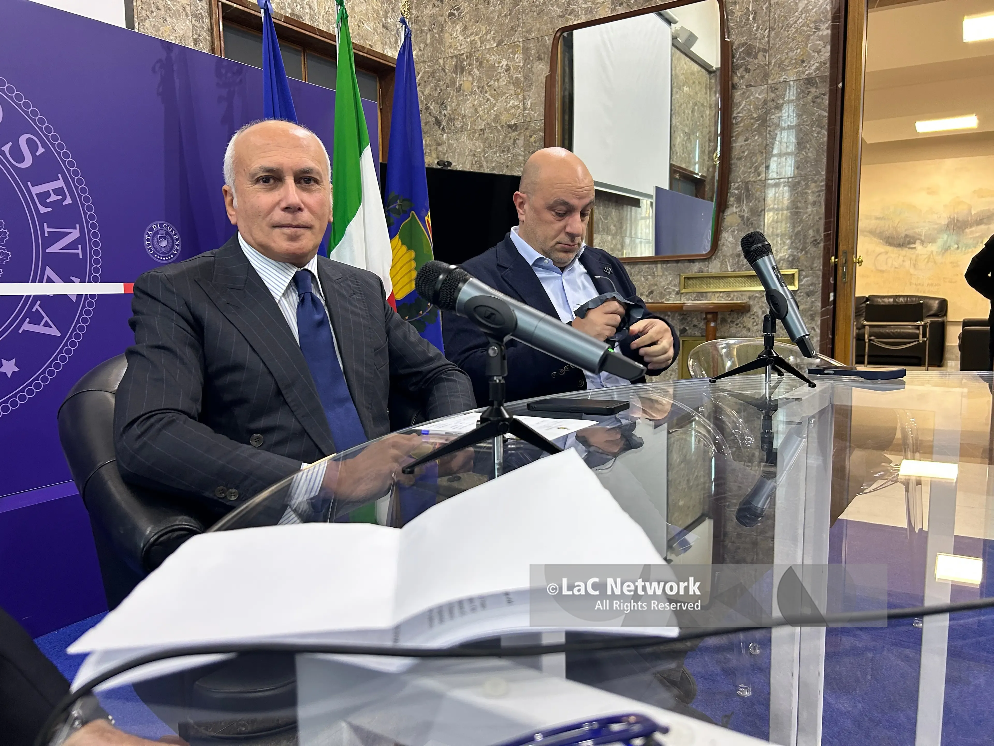 La mossa di Caruso: «Azzero le deleghe della giunta di Cosenza. Pausa di riflessione, poi il rilancio»\n