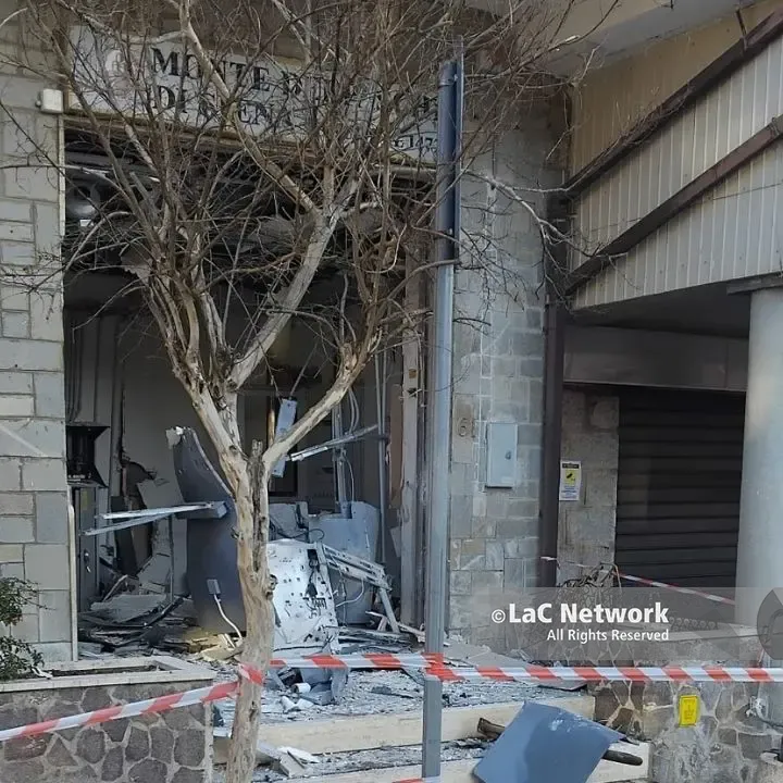 Bancomat fatto saltare a Camigliatello, paura sul corso principale\n