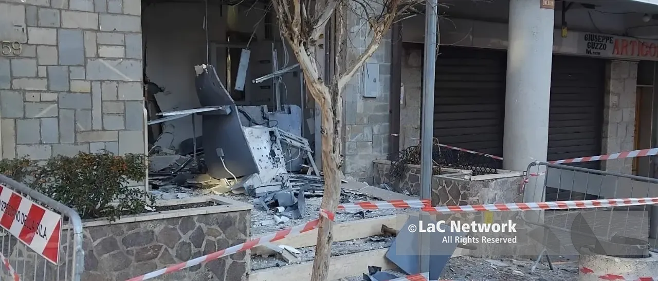 La banda dei bancomat colpisce anche a Camigliatello: nuovo assalto con l’esplosivo, salta uno sportello sul corso\n