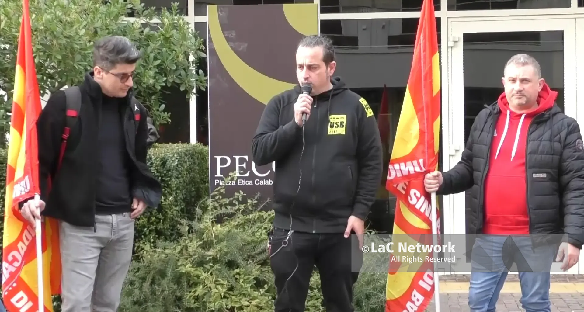 Il 118 verso Azienda Zero, al via le trattative tra le polemiche. Sindacati in piazza: «Lavoratori esclusi, vogliamo garanzie»\n