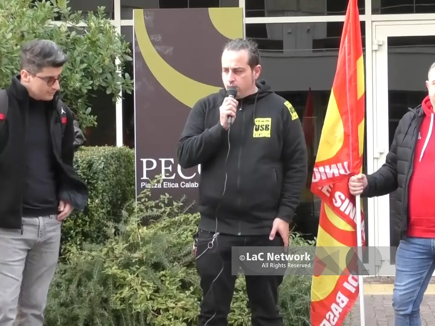 Il 118 verso Azienda Zero, al via le trattative tra le polemiche. Sindacati in piazza: «Lavoratori esclusi, vogliamo garanzie»