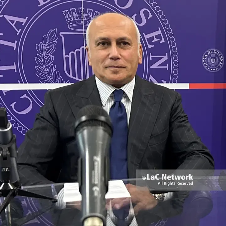 Comune di Cosenza, pronta la nuova giunta di Franz Caruso. Spunta l’idea Fuorivia