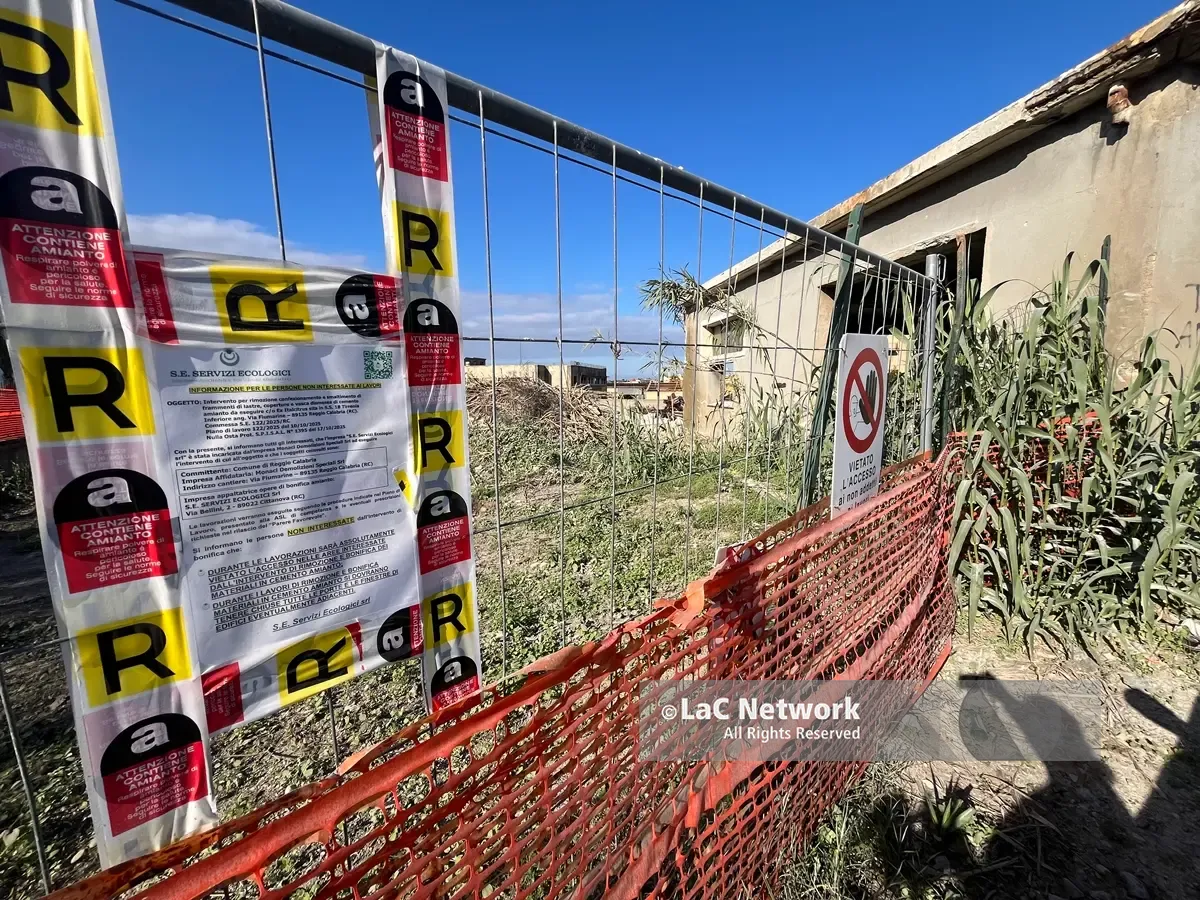 Reggio, demolito l’ex stabilimento Italcitrus: con la bonifica dall’amianto al via la rigenerazione dell’area\n