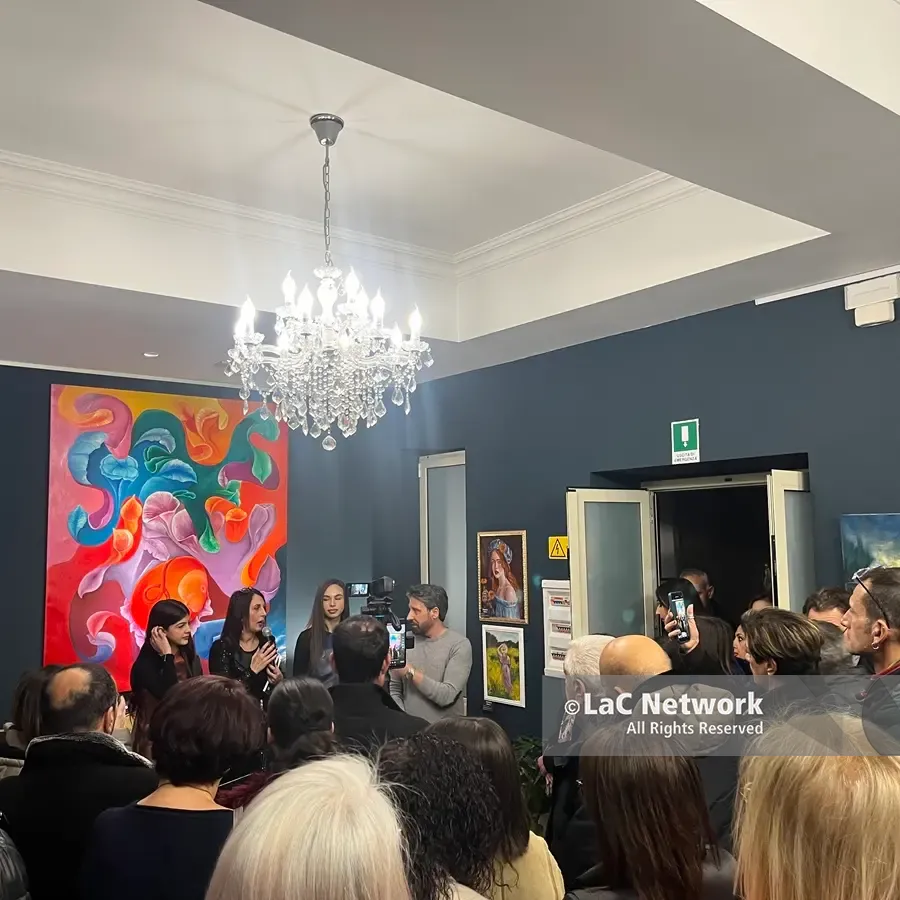 Platinum, la collettiva che celebra armonia, pace, radici e identità in mostra presso la galleria d'arte Niceforo di Reggio\n