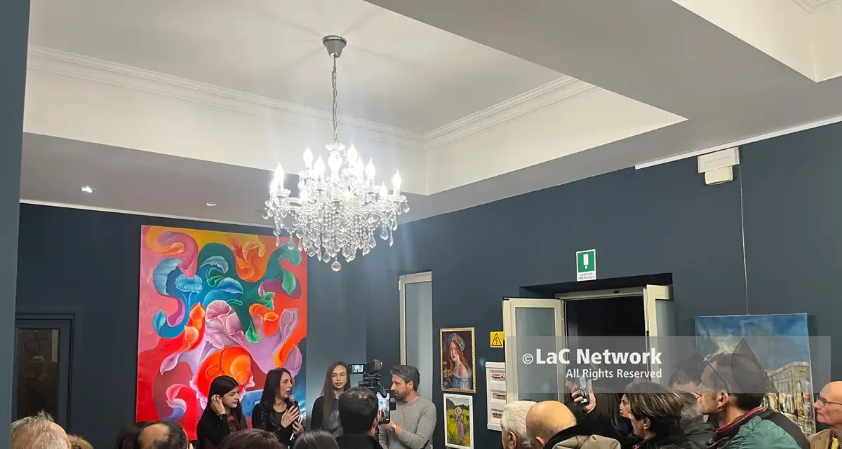 Platinum, la collettiva che celebra armonia, pace, radici e identità in mostra presso la galleria d'arte Niceforo di Reggio\n