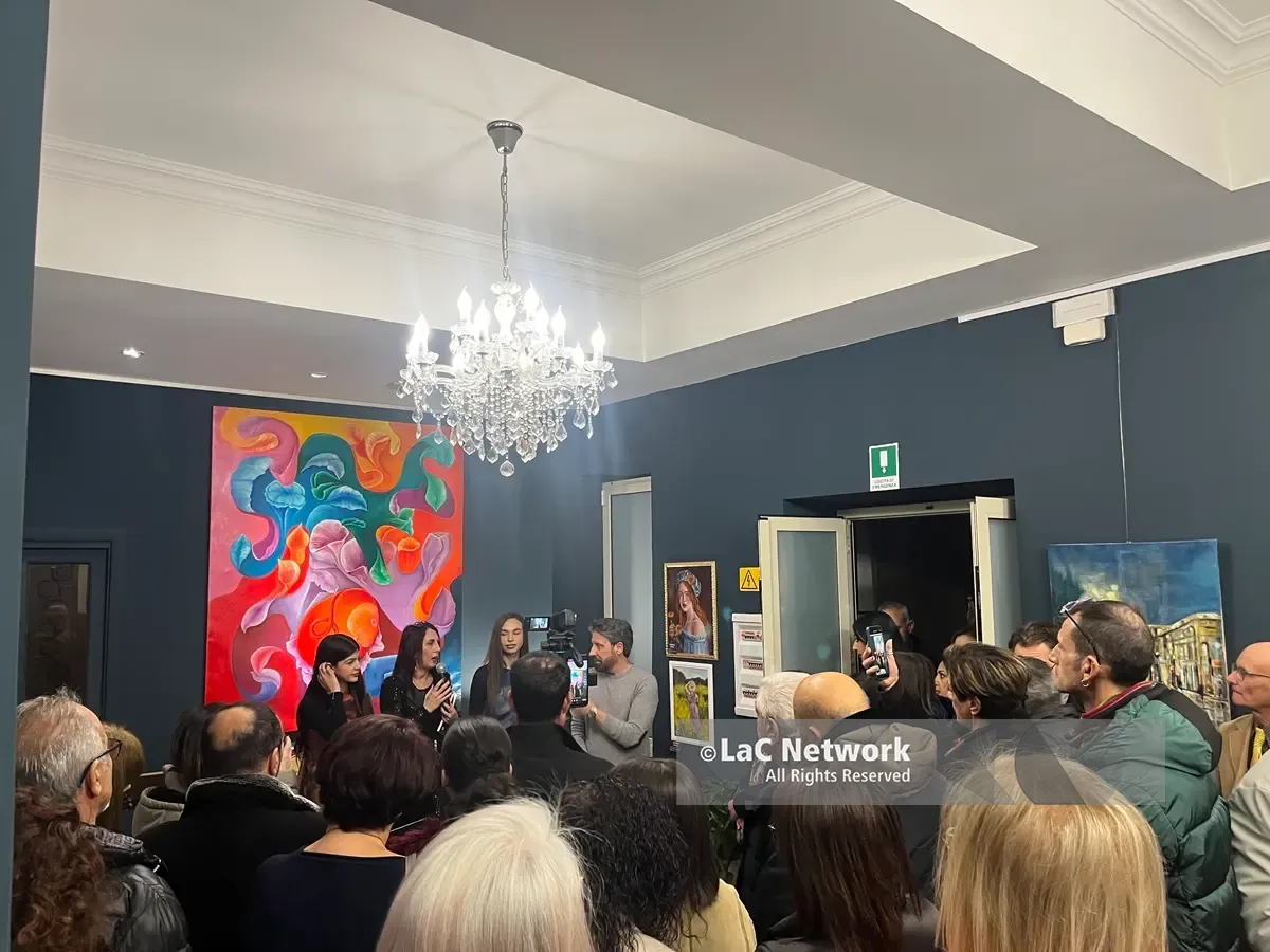 Platinum, la collettiva che celebra armonia, pace, radici e identità in mostra presso la galleria d'arte Niceforo di Reggio\n