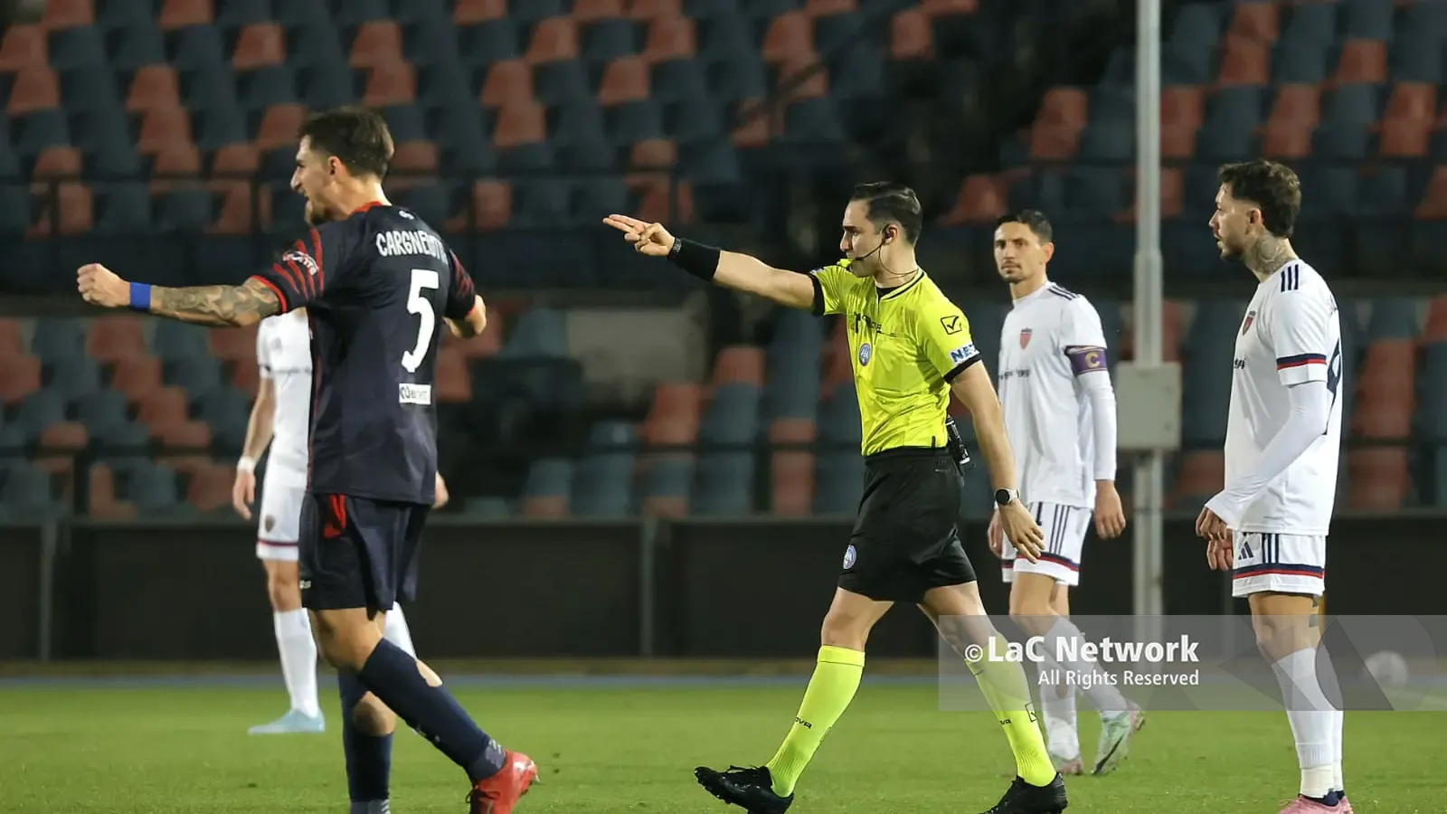 L\\'arbitro Leone di Barletta convalida il gol realizzato dal difensore del Crotone, Di Pasquale