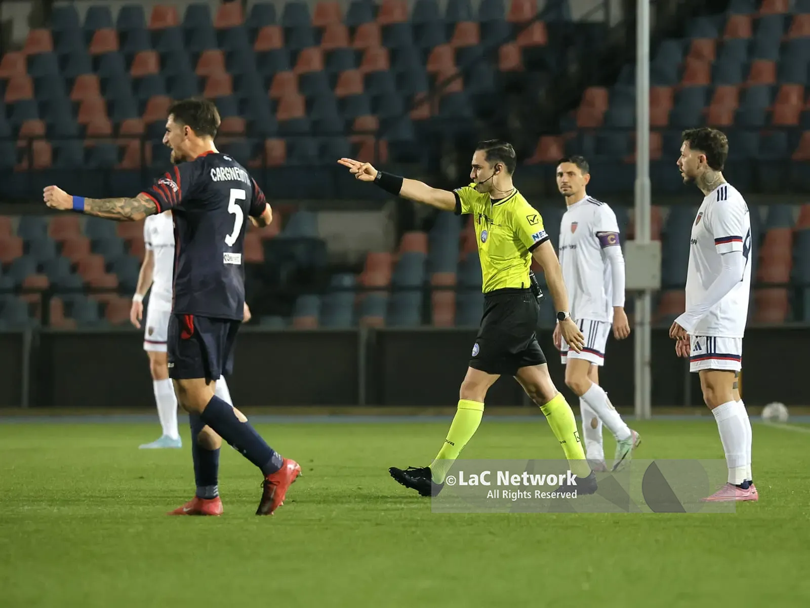 L'arbitro Leone di Barletta convalida il gol realizzato dal difensore del Crotone, Di Pasquale