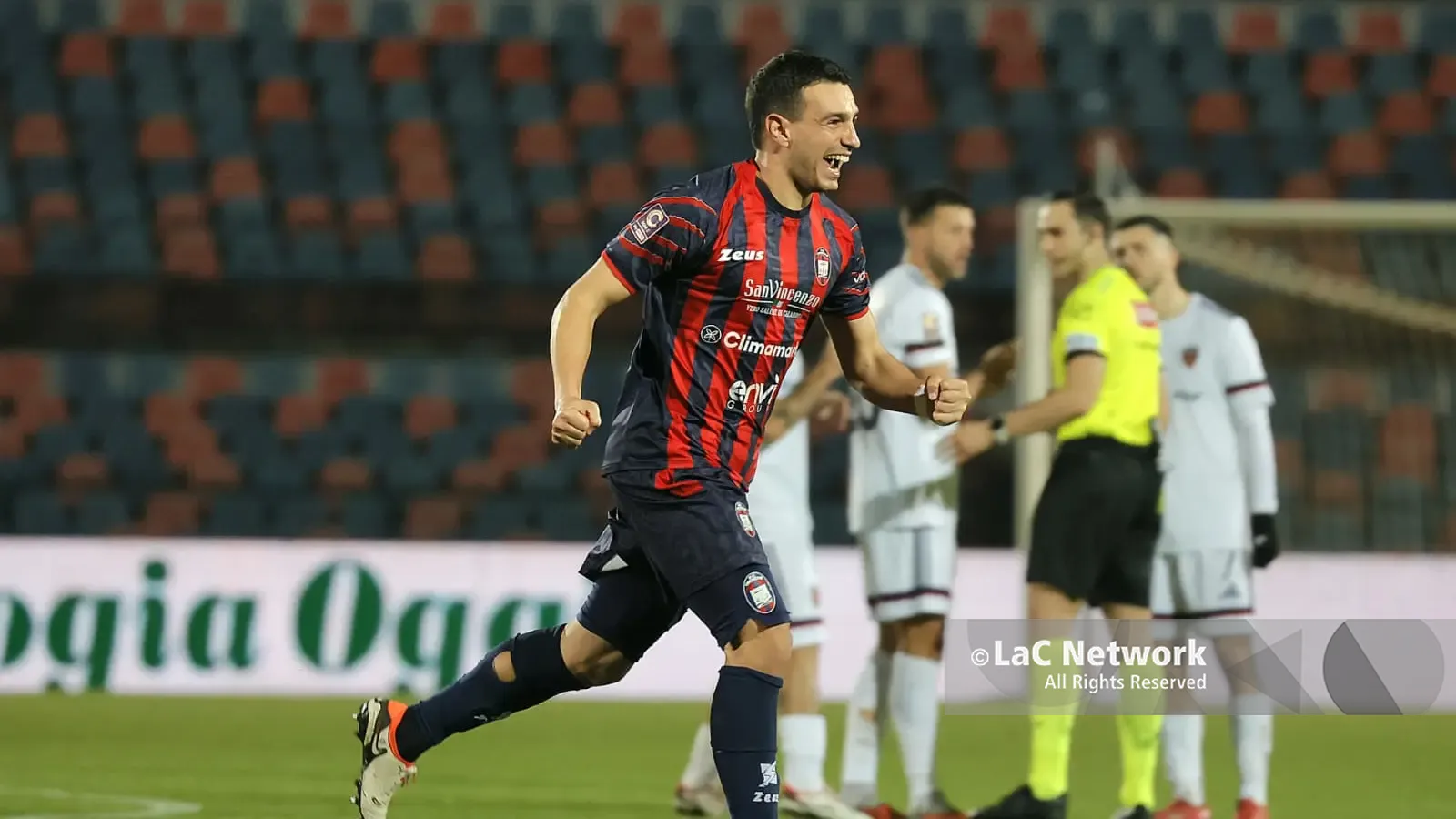 Il Crotone festeggia la vittoria nel derby