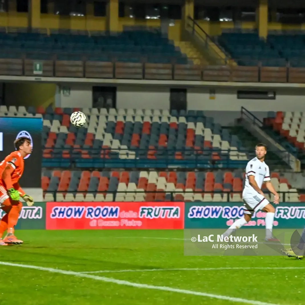 Cosenza, è notte fonda: il Crotone passeggia e i Lupi scompaiono\n