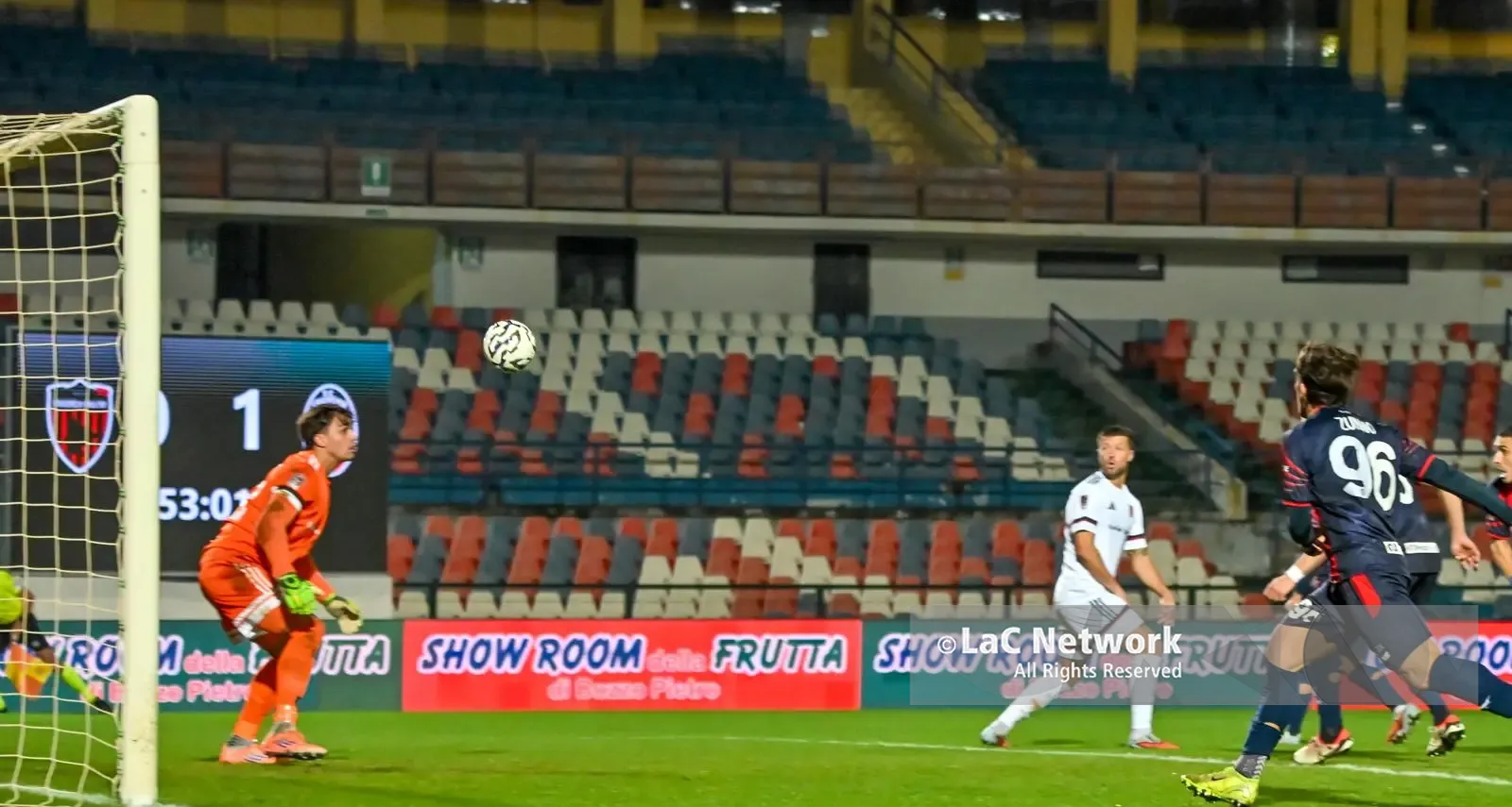 Cosenza, è notte fonda: il Crotone passeggia e i Lupi scompaiono\n