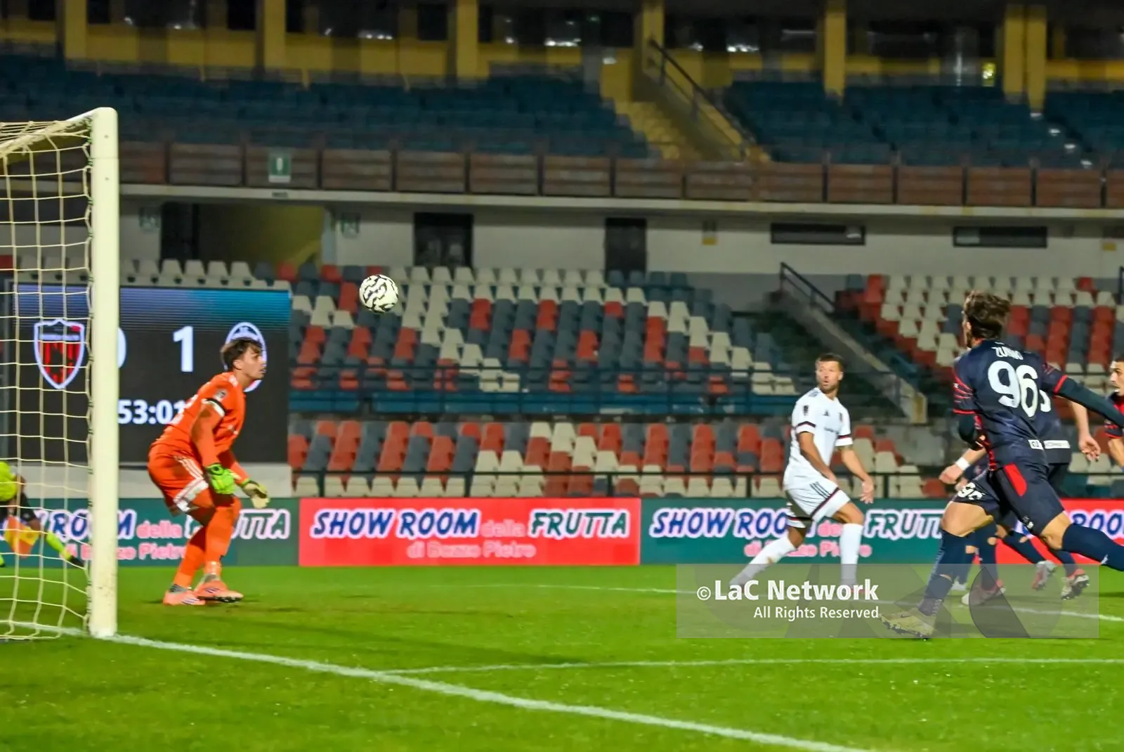 Cosenza, è notte fonda: il Crotone passeggia e i Lupi scompaiono\n