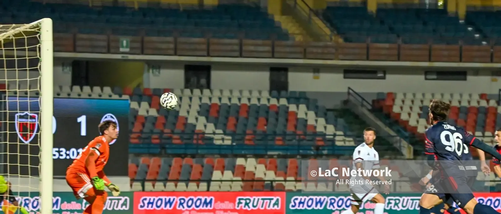 Cosenza, è notte fonda: il Crotone passeggia e i Lupi scompaiono\n