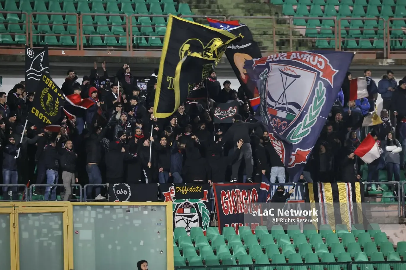 I tifosi del Crotone al \\\"San Vito-Marulla\\\"