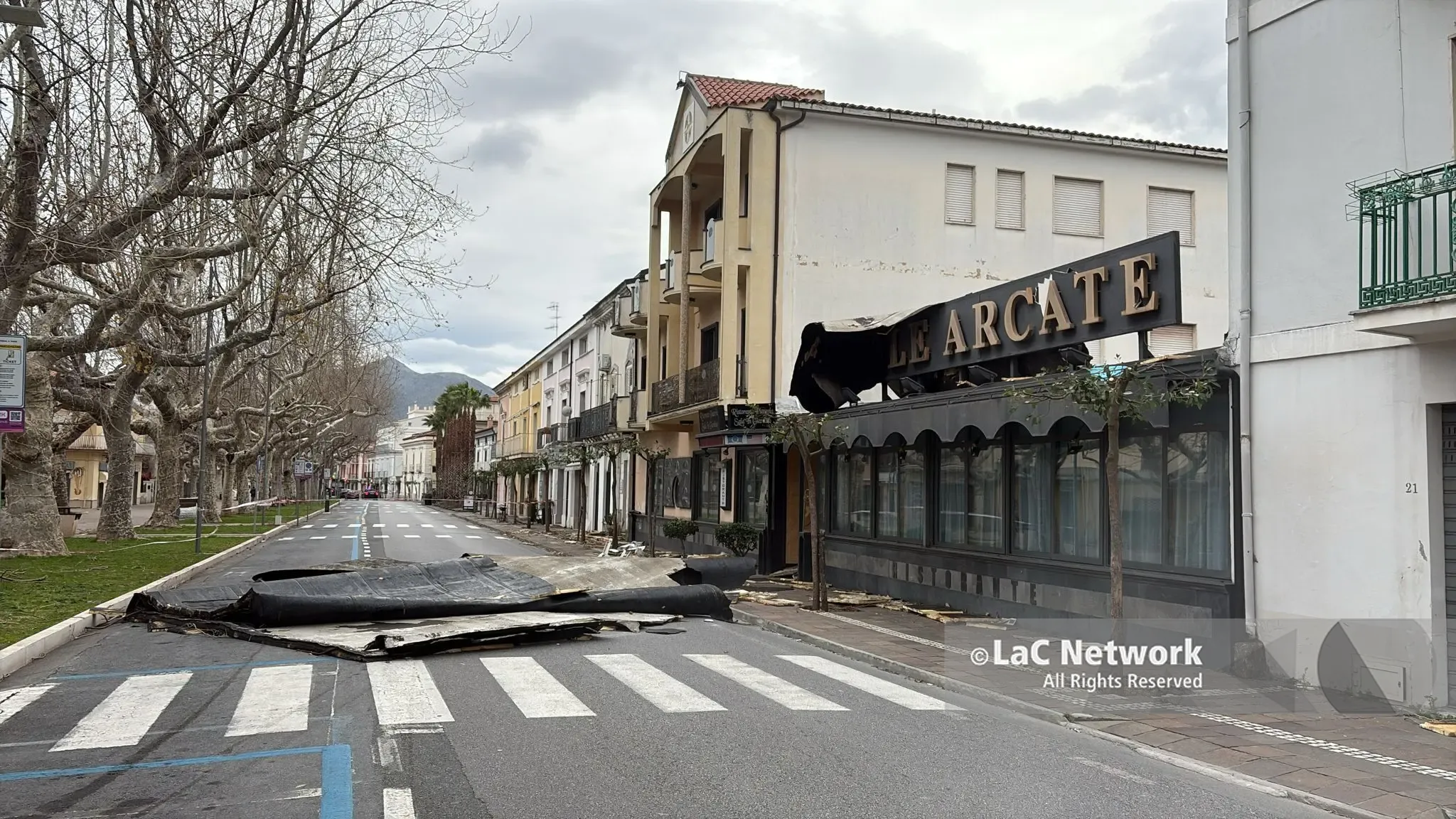 Cade copertura di un ristorante a Praia a Mare