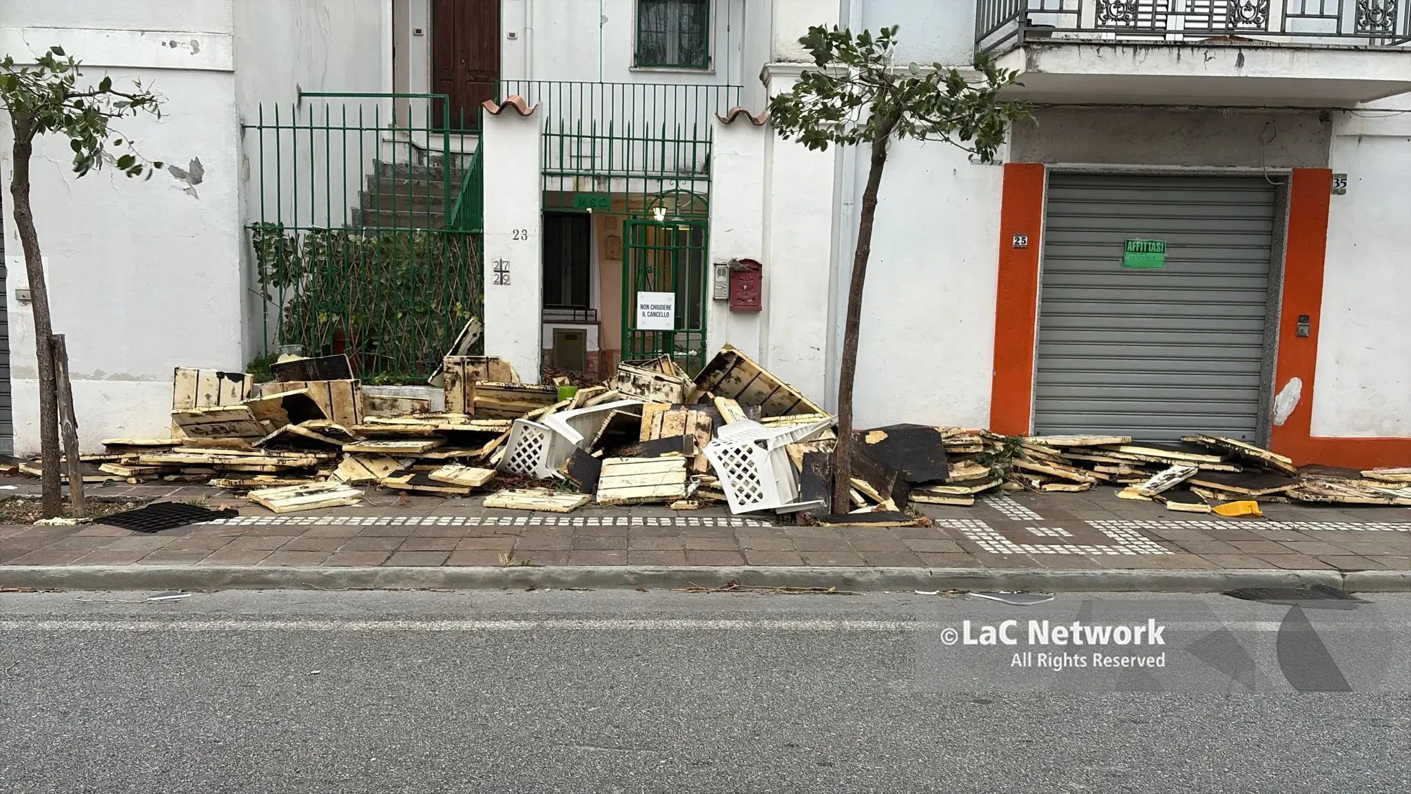 Crolla la copertura di un ristorante a Praia a Mare
