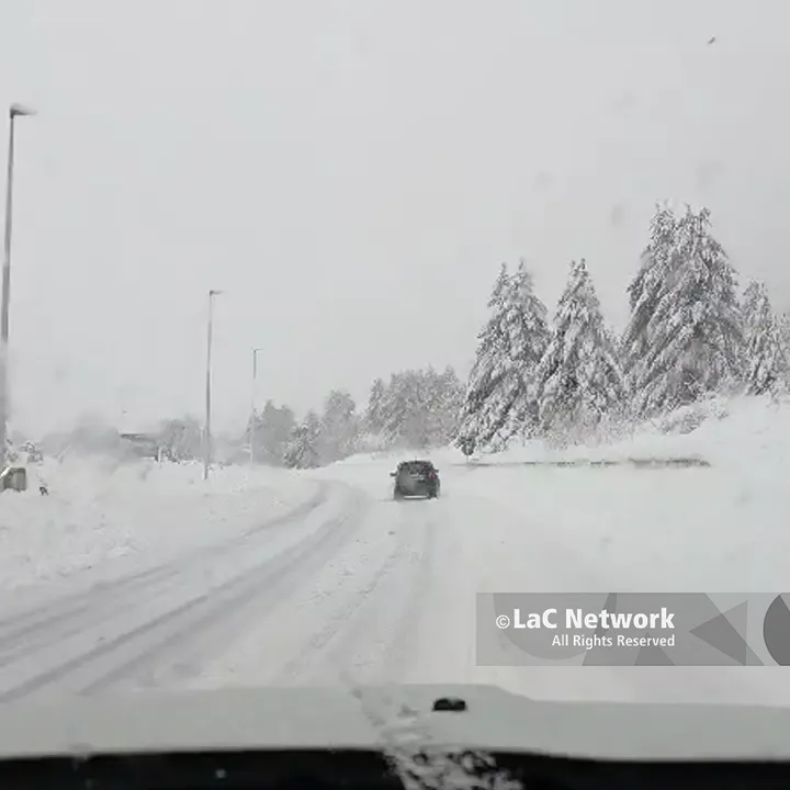 Bufera di neve sulla Sila: SS107 imbiancata e traffico a rischio | VIDEO