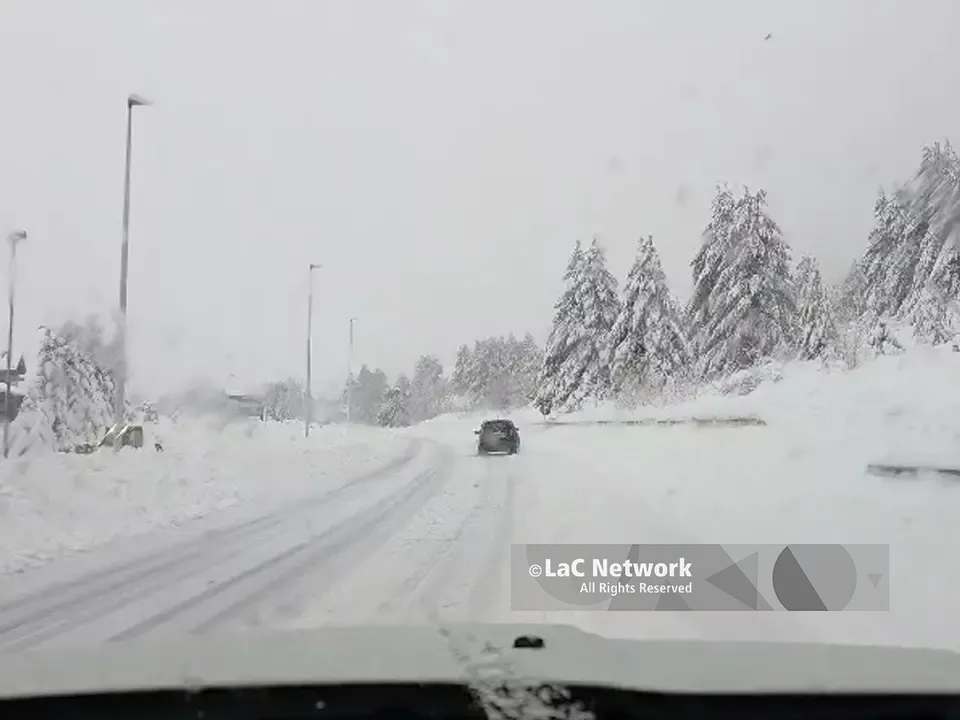 Bufera di neve sulla Sila: SS107 imbiancata e traffico a rischio | VIDEO
