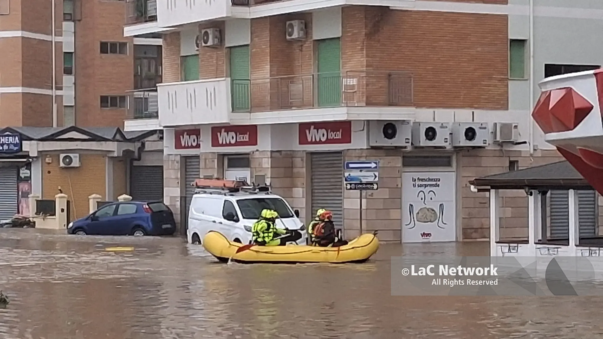 Catanzaro Lido sott’acqua, vigili del fuoco con i gommoni per soccorrere i residenti bloccati: «Abbiamo perso tutto, ci serve aiuto»\n