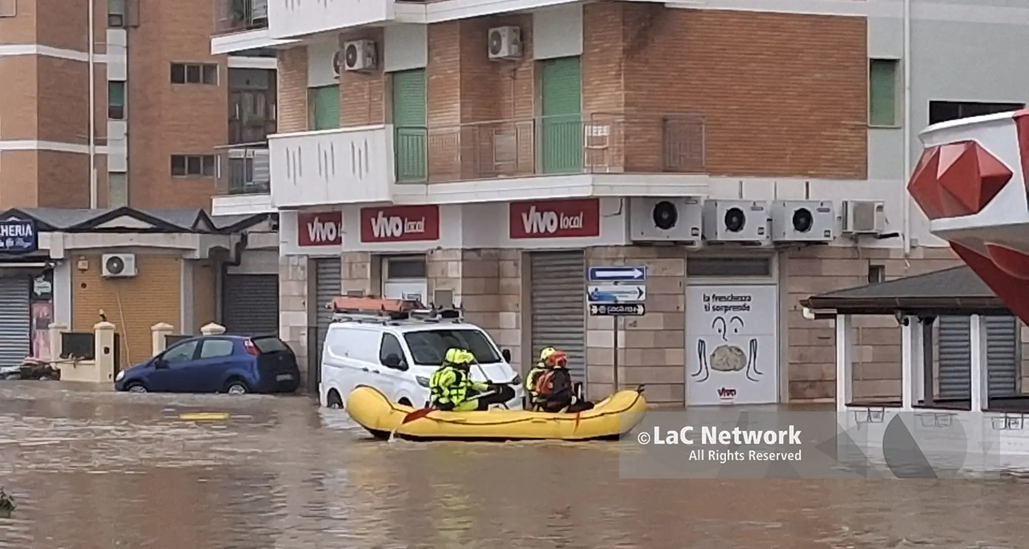 Catanzaro Lido sott’acqua, vigili del fuoco con i gommoni per soccorrere i residenti bloccati: «Abbiamo perso tutto, ci serve aiuto»\n