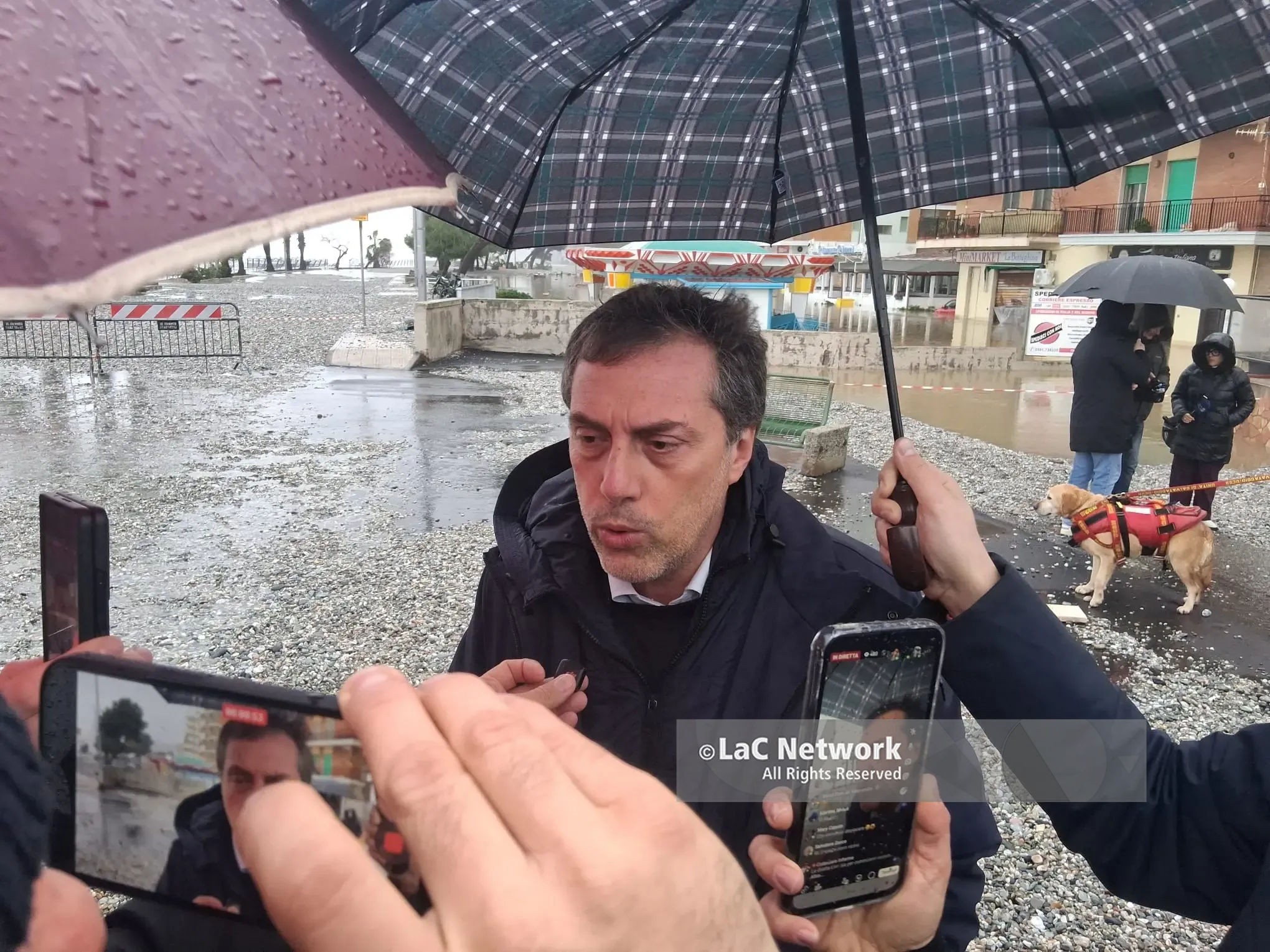 Catanzaro Lido sommersa dalle mareggiate, il sindaco Fiorita: «Chiederemo lo stato di calamità»\n