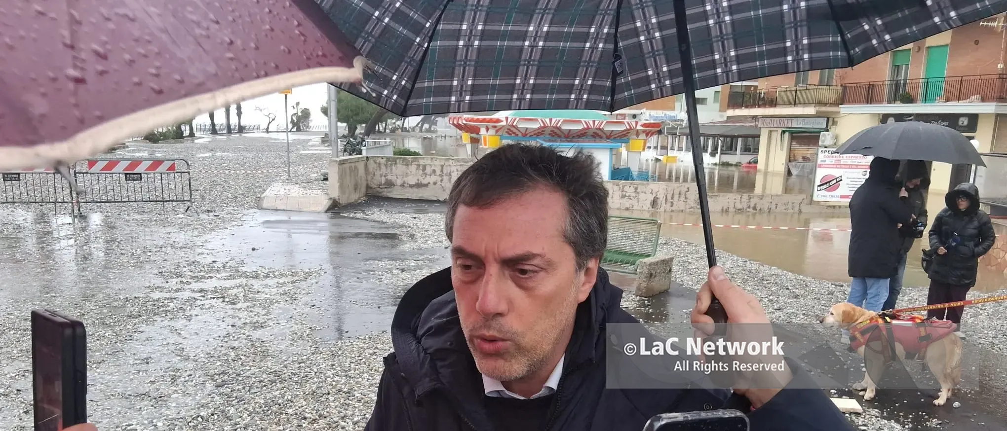 Catanzaro Lido sommersa dalle mareggiate, il sindaco Fiorita: «Chiederemo lo stato di calamità»\n