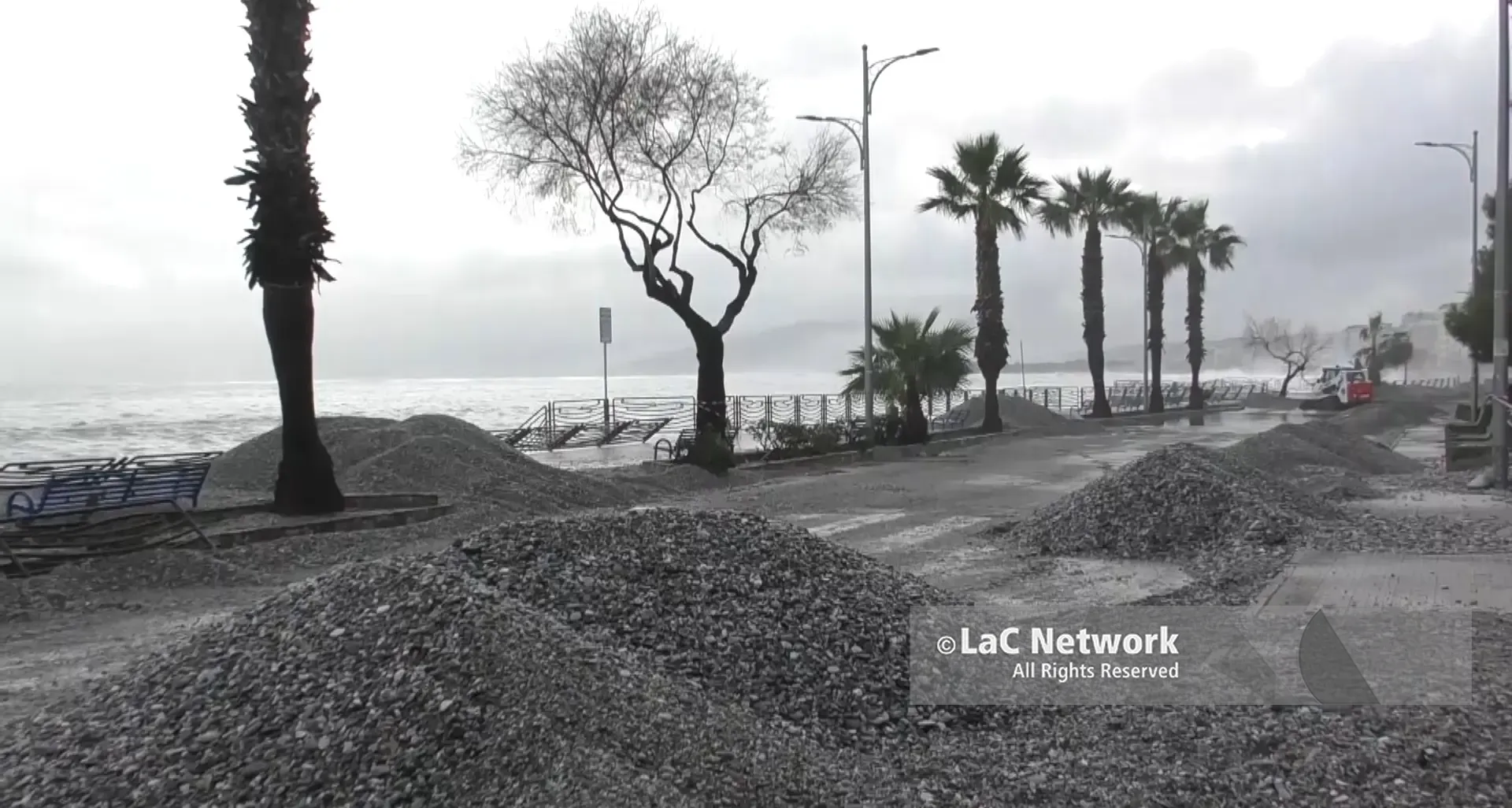 «Il ciclone Harry ha inghiottito gli investimenti di una vita»:\u00A0Catanzaro Lido riparte con i piedi nel fango\u00A0\n