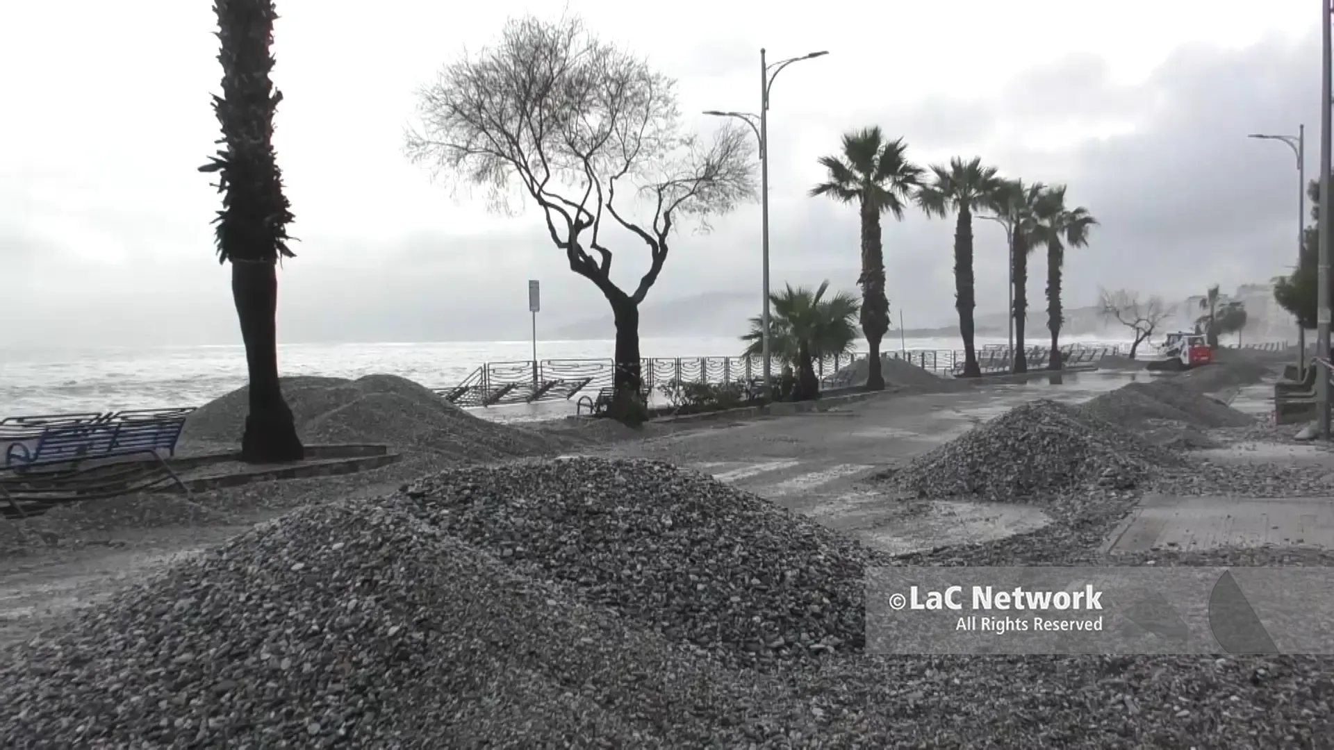 «Il ciclone Harry ha inghiottito gli investimenti di una vita»:\u00A0Catanzaro Lido riparte con i piedi nel fango\u00A0\n