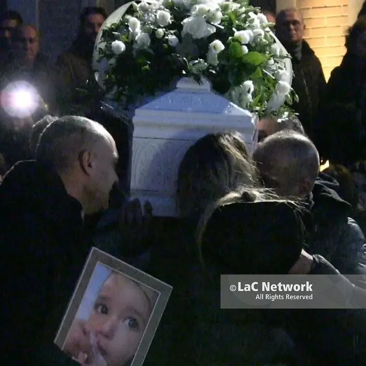 L’ultimo abbraccio a Clara: Vibo si stringe alla famiglia della piccola