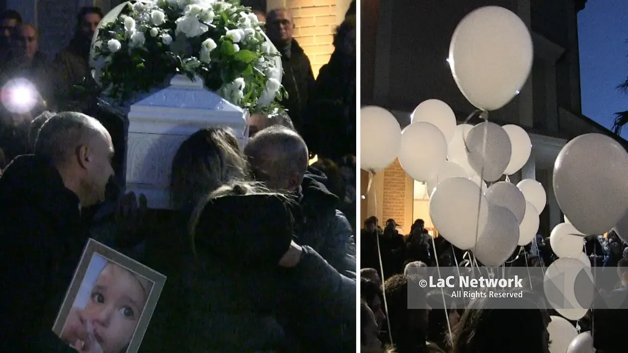 Vibo dice addio alla piccola Clara: chiesa gremita ai funerali della bimba di due anni soffocata da un pezzetto di wurstel\n