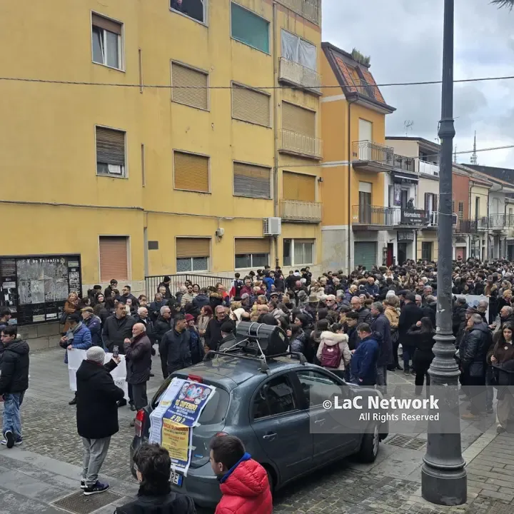 Sanità vibonese, un fiume di persone attraversa la città in silenzio per “urlare” più forte il bisogno di normalità e diritti\n