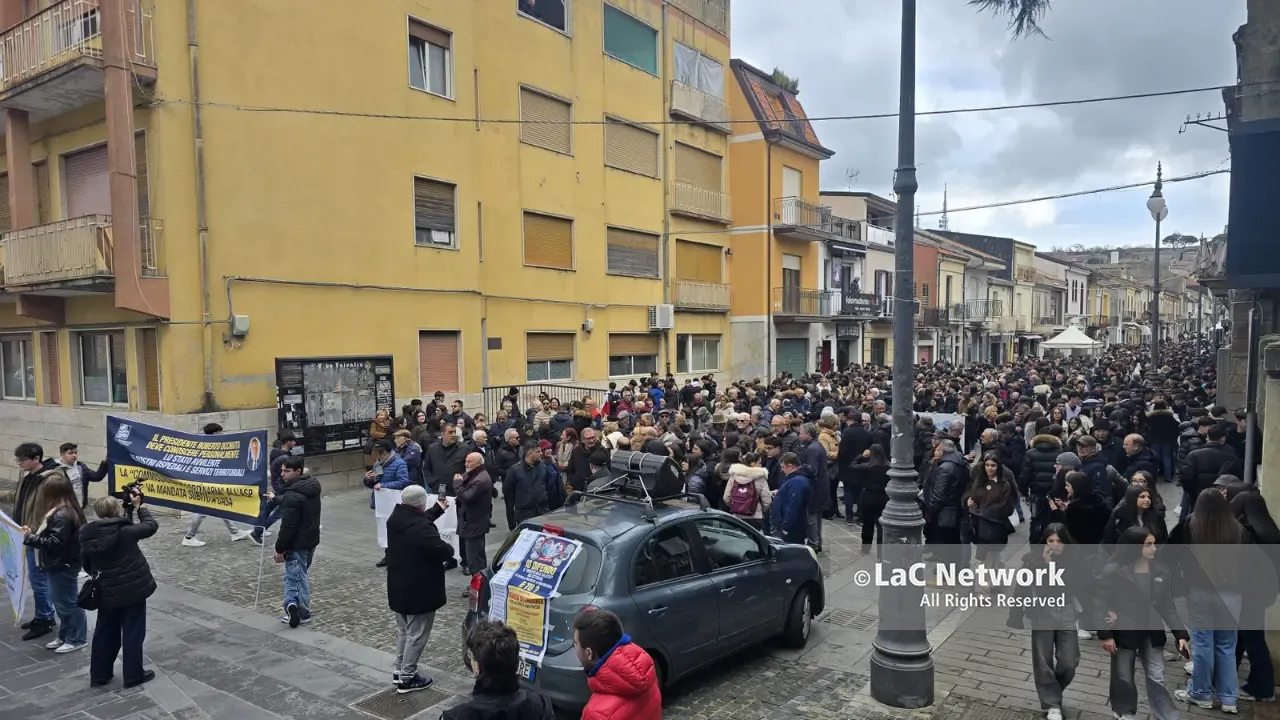 Sanità vibonese, un fiume di persone attraversa la città in silenzio per “urlare” più forte il bisogno di normalità e diritti\n