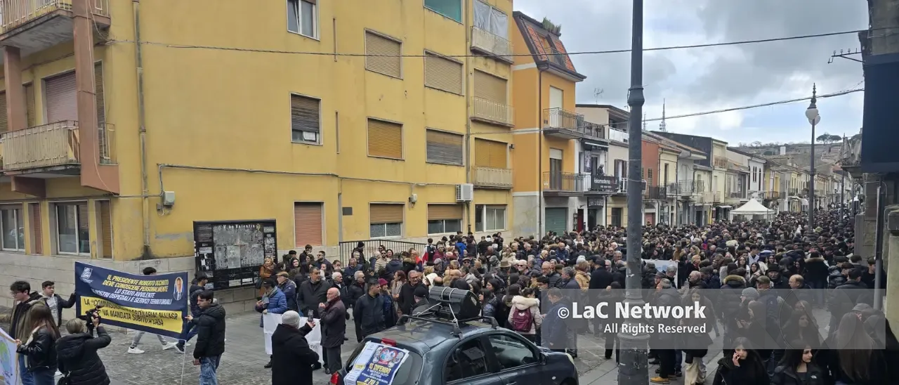 Sanità vibonese, un fiume di persone attraversa la città in silenzio per “urlare” più forte il bisogno di normalità e diritti\n