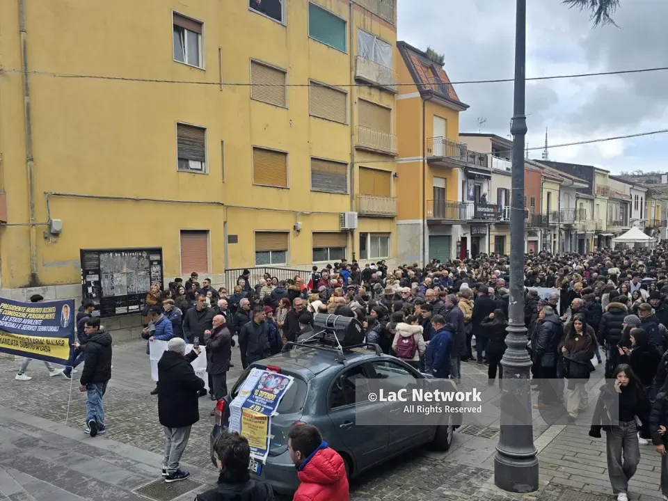 Sanità vibonese, un fiume di persone attraversa la città in silenzio per “urlare” più forte il bisogno di normalità e diritti