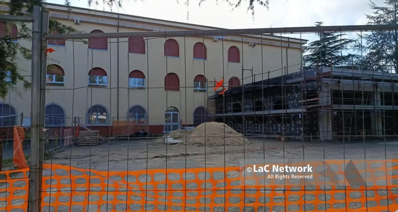 Attentato incendiario nel cantiere della nuova mensa di una scuola di Vibo, avviate le indagini\n