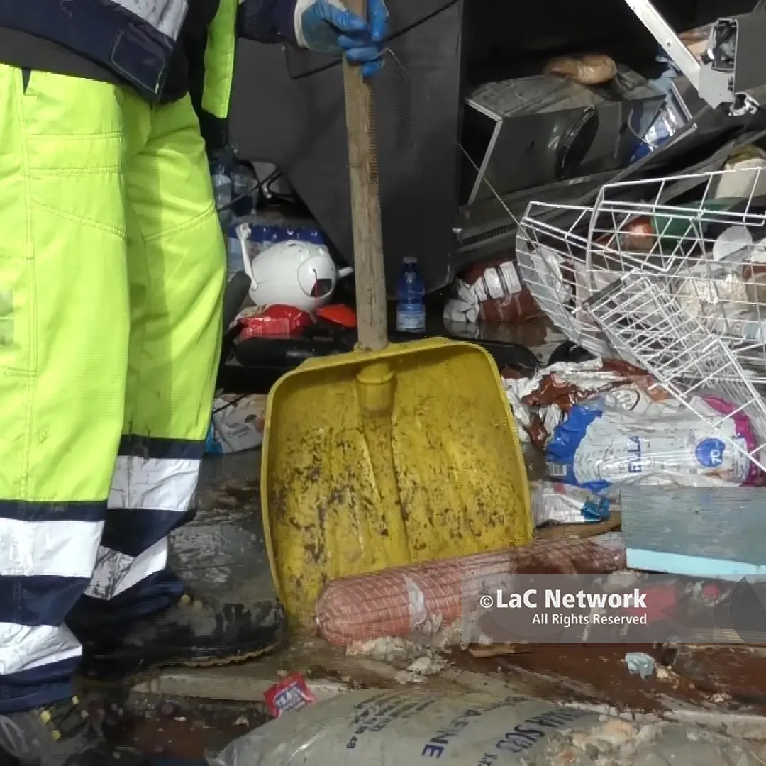 Dopo la mareggiata a Catanzaro: fango, sabbia e solidarietà. Volontari e cittadini al lavoro per rialzare la città\n