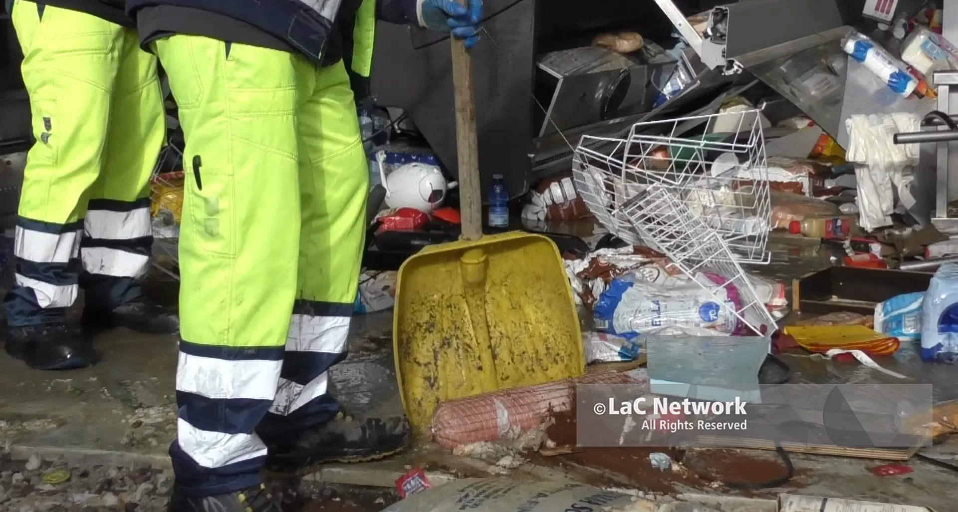 Dopo la mareggiata a Catanzaro: fango, sabbia e solidarietà. Volontari e cittadini al lavoro per rialzare la città\n