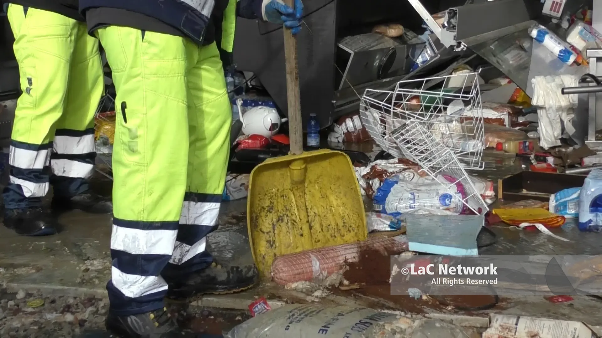 Dopo la mareggiata a Catanzaro: fango, sabbia e solidarietà. Volontari e cittadini al lavoro per rialzare la città\n